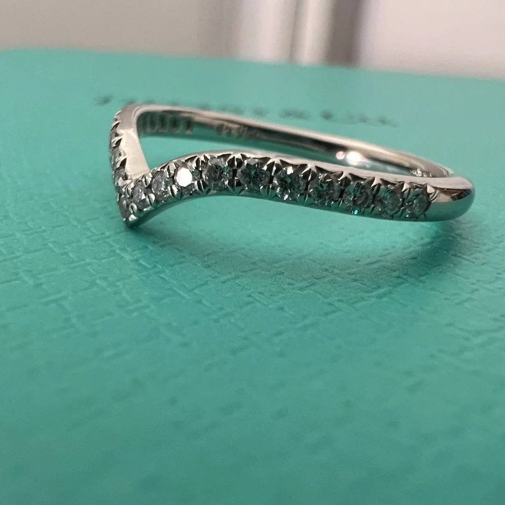 Beautiful V ring